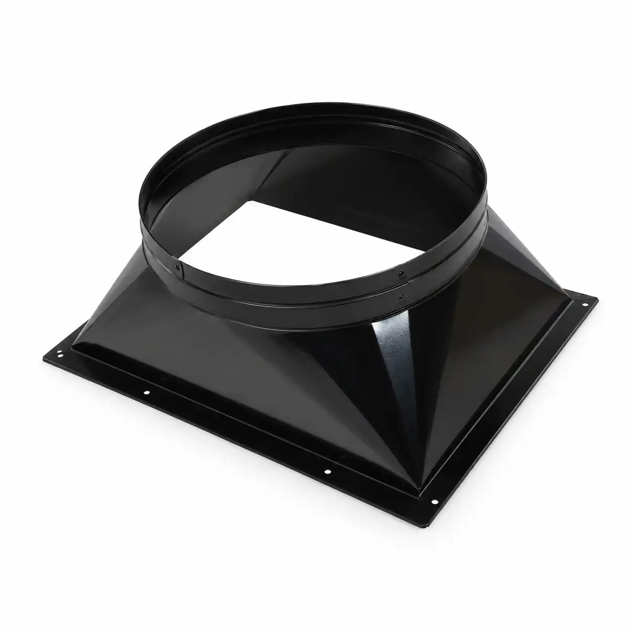 adapter-za-topli-vazduh-1-izlaz-600mm-jumbo-145-02ac841 Prikazano iz ugla, crni metalni HVAC prelaz za ventilacione kanale ima kvadratnu bazu i kružni otvor na vrhu na beloj pozadini.