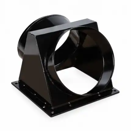 Crni metalni spojni element za ventilaciju sa pravougaonom bazom i okruglim otvorom, povezuje okrugle i pravougaone cevi.