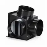 Na beloj podlozi nalazi se crna metalna kutija za povezivanje ventilacionih cevi, ima tri okrugla otvora za HVAC sistem.