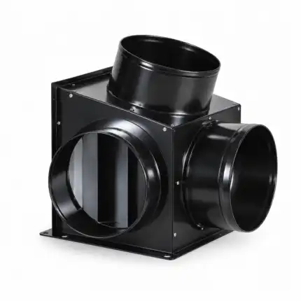 Na beloj podlozi nalazi se crna metalna kutija za povezivanje ventilacionih cevi, ima tri okrugla otvora za HVAC sistem.