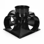 Crni metalni spojni element za kanale s kvadratnom bazom i četiri velika okrugla otvora sa svake strane, za protok zraka u HVAC ili ventilacijskim sistemima.
