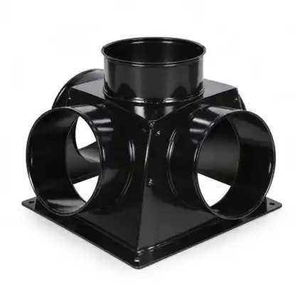 Crni metalni spojni element za kanale s kvadratnom bazom i četiri velika okrugla otvora sa svake strane, za protok zraka u HVAC ili ventilacijskim sistemima.