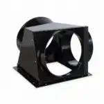 Crni metalni industrijski spoj za ventilaciju ili HVAC, sa kružnim otvorima i kvadratnom bazom za povezivanje kanala.