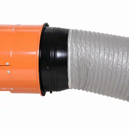 Detaljan prikaz narandžastog industrijskog ventilatora priključenog na savitljivo sivo crevo za ventilaciju, na beloj pozadini.