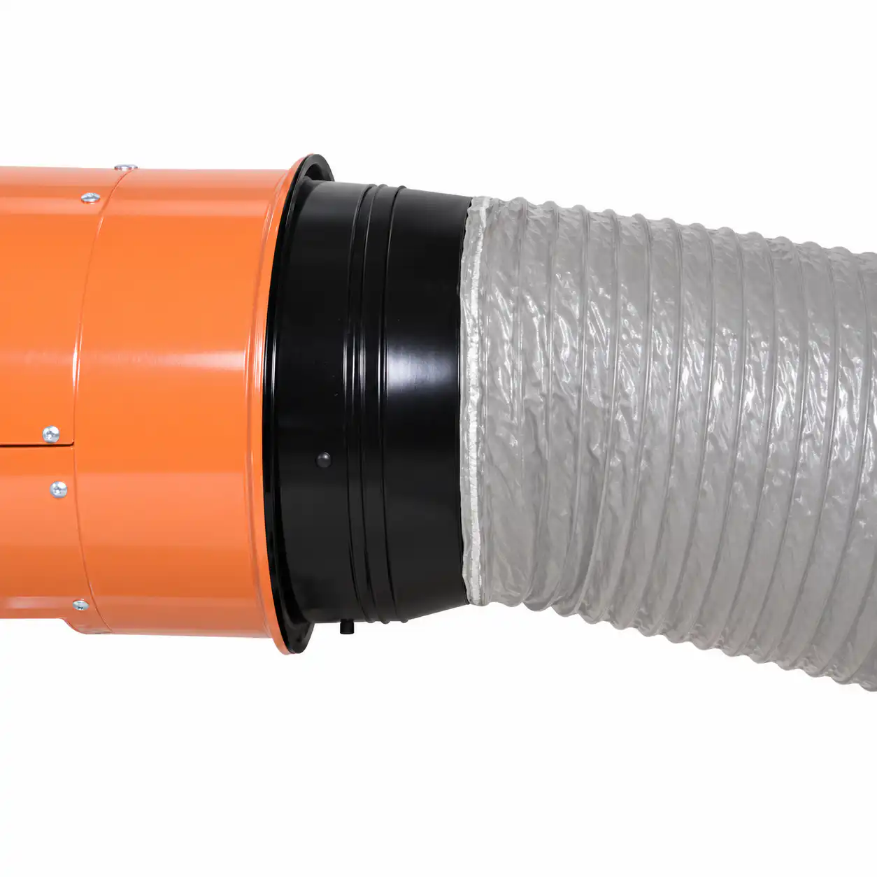 adapter-za-usis-vazduha-sa-klapnom-500mm-02ac558 Detaljan prikaz narandžastog industrijskog ventilatora priključenog na savitljivo sivo crevo za ventilaciju, na beloj pozadini.