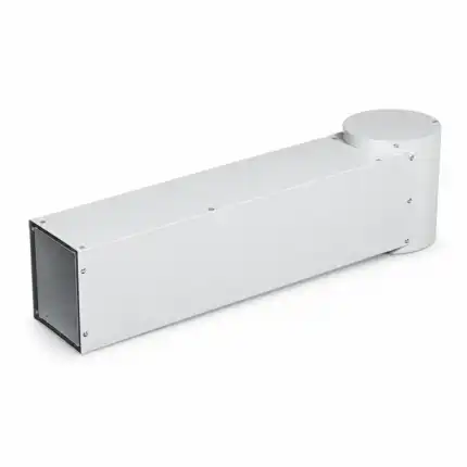 Metalni pravougaoni ventilacioni kanal sa kružnim čepom na kraju, deo HVAC sistema, prikazan na beloj pozadini.
