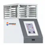 Industrijski grejač sa metalnim ventilima i upravljačkim tablom, BM2 BIEMMEDUE ARCOTHERM natpis napred, beo i siv s dugmadima, ekranom i signalnim lampicama.