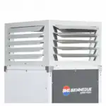 Detaljan prikaz bele industrijske mašine sa ukošenim otvorima za ventilaciju i logom BM2 BIEMMEDUE ARROTTERM na tamnoj ploči uz neutralnu belu pozadinu.