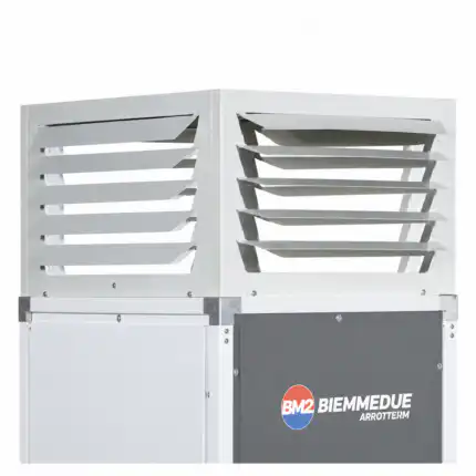 Detaljan prikaz bele industrijske mašine sa ukošenim otvorima za ventilaciju i logom BM2 BIEMMEDUE ARROTTERM na tamnoj ploči uz neutralnu belu pozadinu.
