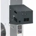 Detaljan prikaz industrijske mašine sa crnom metalnom kutijom, ventilima, bravom, tasterima i signalnim lampama; kablovi su priključeni.