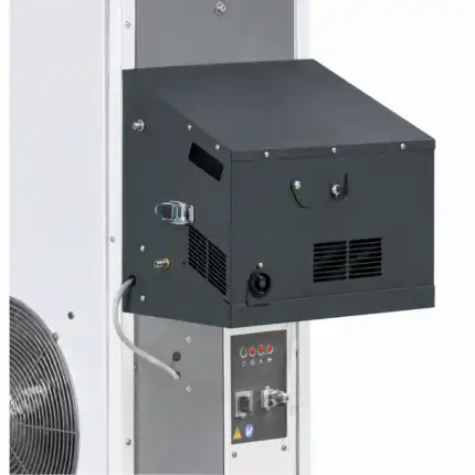 Detaljan prikaz industrijske mašine sa crnom metalnom kutijom, ventilima, bravom, tasterima i signalnim lampama; kablovi su priključeni.