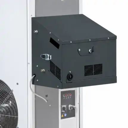 Na industrijskoj opremi montirana crna metalna kontrolna kutija sa ventilima, ručkom i kablovima, pored velikog ventilatora i panela sa dugmadima i svetlosnim indikatorima.