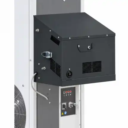 Detaljan snimak industrijske mašine prikazuje crnu metalnu kutiju sa ručkom, ventilima i tasterima ispod. Veliki ventilator je delimično vidljiv sa leve strane.