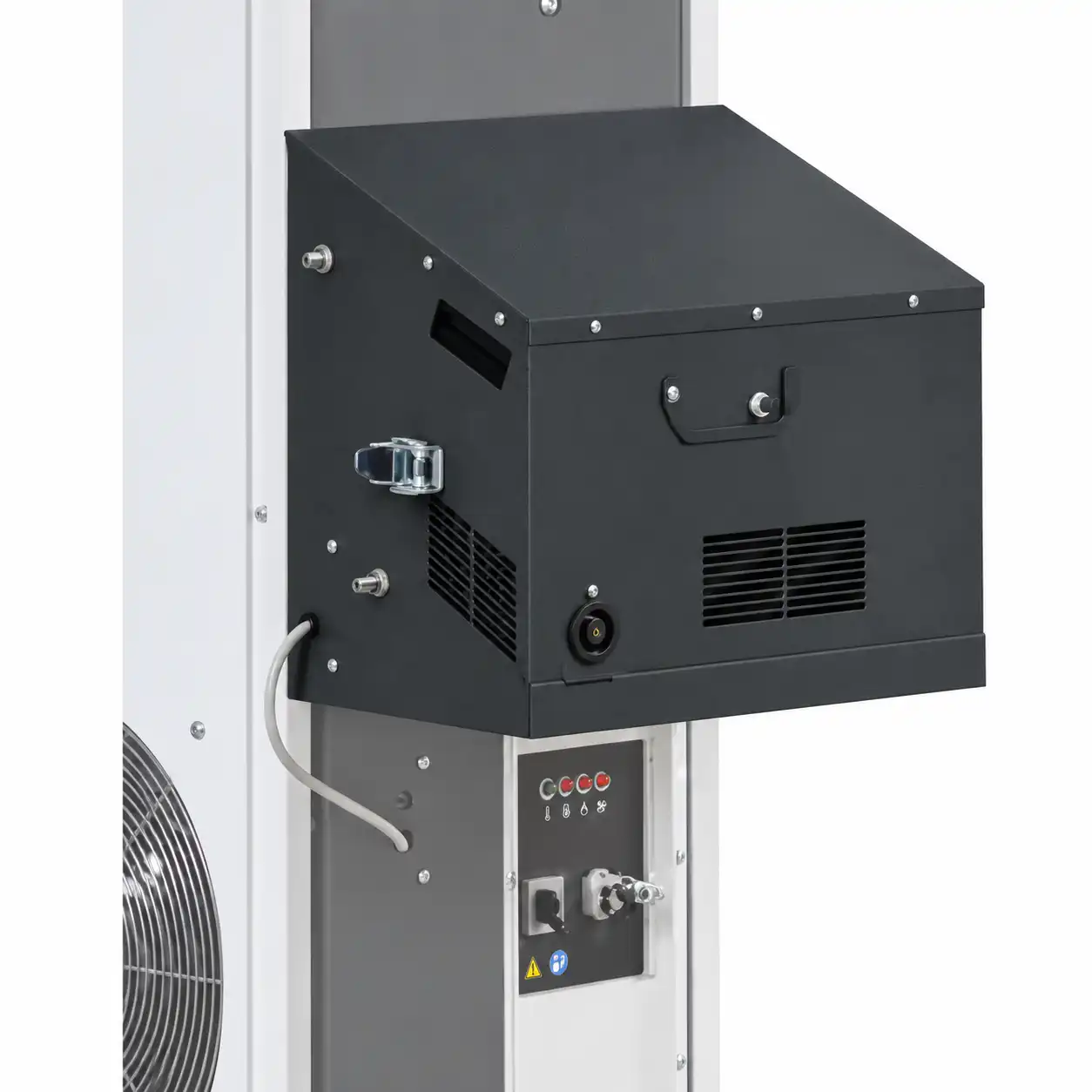 arcotherm-zastitni-komplet-gorionika-za-sp-35-04ac120 Detaljan snimak industrijske mašine prikazuje crnu metalnu kutiju sa ručkom, ventilima i tasterima ispod. Veliki ventilator je delimično vidljiv sa leve strane.