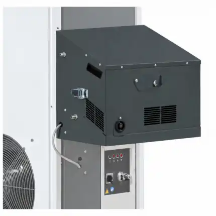 Detaljan prikaz industrijske mašine sa crnom metalnom kontrolnom kutijom, rešetkama za ventilaciju, ručkom, bravom na ključu i dugmadima; veliki ventilator se delimično vidi levo.