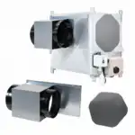 Na beloj pozadini su dva metalna pravougaona ventilaciona uređaja sa crnim kružnim cevima, jedna kontrolna kutija na jednom uređaju i dva tamna okrugla filtera.