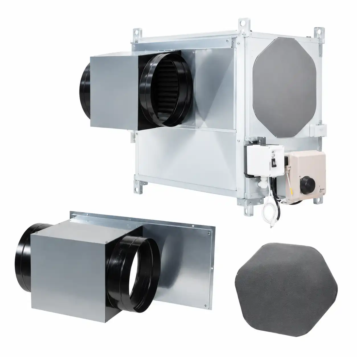 bocni-panel-sa-adapterom-sa-dva-izlaza-500mm-farm-185-02ac753 Na beloj pozadini su dva metalna pravougaona ventilaciona uređaja sa crnim kružnim cevima, jedna kontrolna kutija na jednom uređaju i dva tamna okrugla filtera.