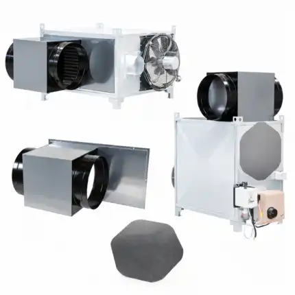 Tri industrijska ventilacioni uređaji sa cevima, vidljivim ventilatorom, komandnom kutijom i uklonjivim filtrom na beloj pozadini.