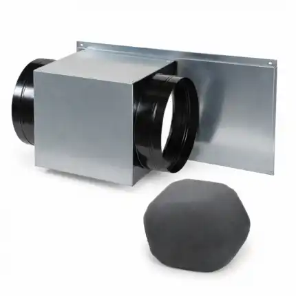 Na beloj podlozi leži pravougaoni metalni HVAC spoj sa crnim okruglim krajevima pored okruglog crnog sunđerastog filtera.