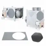 Na beloj podlozi su dva metalna ventilaciona uređaja sa okruglim otvorima, pravougaona metalna ploča sa kružnim izrezom i savitljiva crna filter podloga, svi su prikazani pojedinačno.