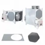 Dvije metalne ventilacijske jedinice s ogrlicama za kanale i upravljačkim kutijama prikazane su iz različitih uglova, s ravnom pločom i osmougaonom filterskom uloškom prikazanim ispod njih.