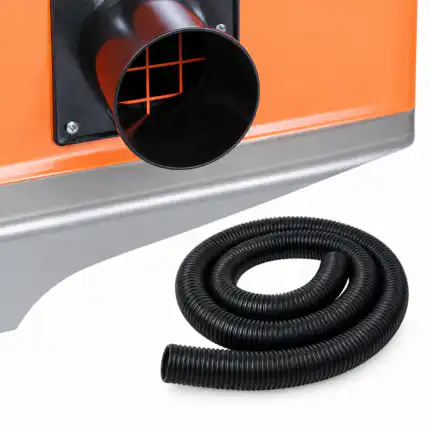 Detaljan prikaz narandžasto-sive mašine sa okruglim crnim otvorom za ventilaciju, ispred koje leži spiralno uvijeno crno crevo na beloj pozadini.