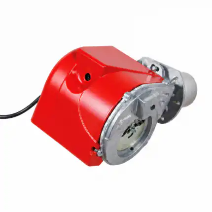 Elektromotor u crvenoj i srebrnoj boji sa zaštitnim kućištem prikazan pod uglom na beloj podlozi, crni kabl izlazi ulevo.