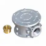 Srebrno metalno kućište sa okruglim poklopcem, zatvoreno zavrtnjima i navojima, pored odvojenog mesinganog priključka na beloj podlozi.