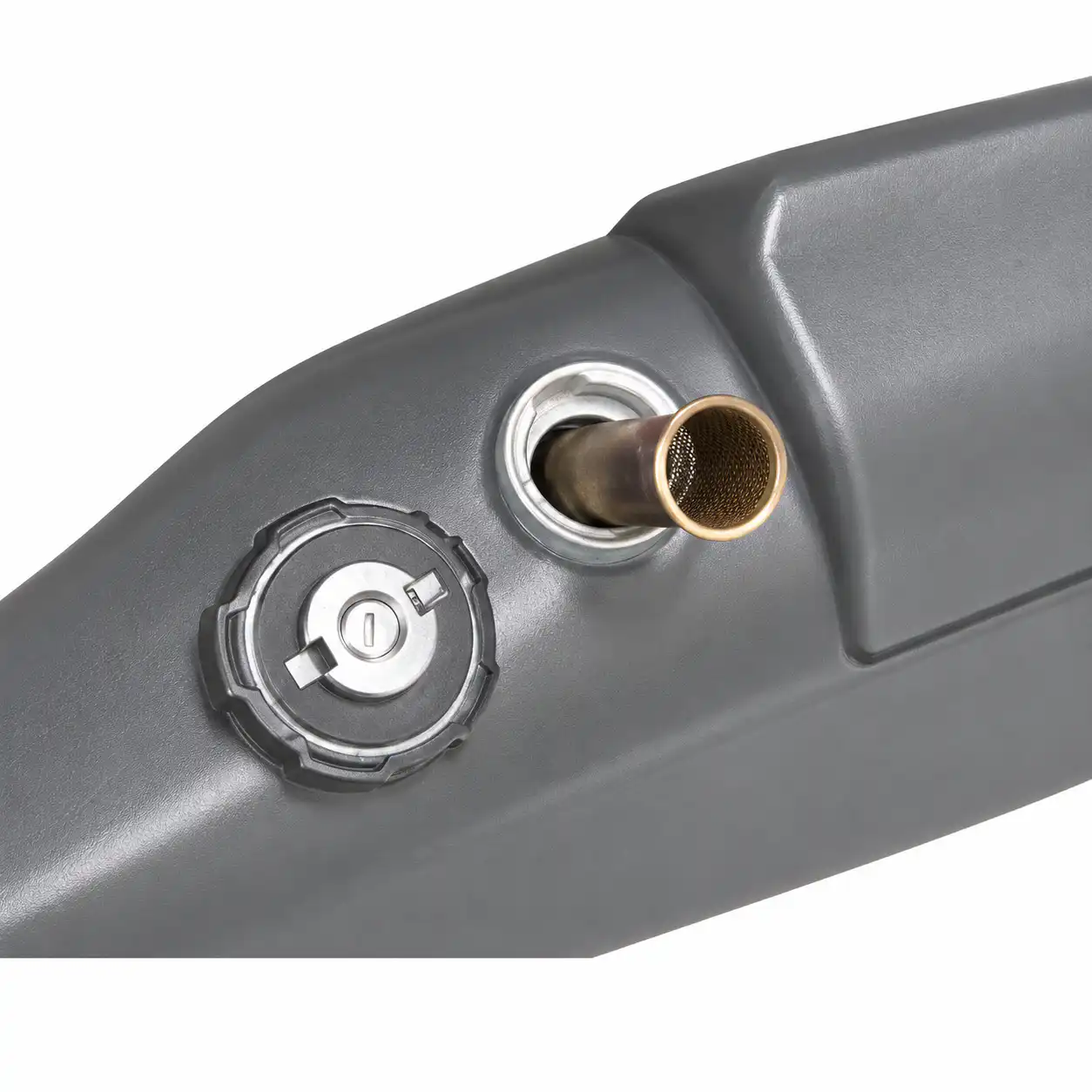 filter-za-punjenje-rezervoara-dizel-goriva-02ac556 Detaljan prikaz sivog rezervoara za gorivo, metalni otvor sa mrežastim filterom, crni poklopac za zaključavanje pore.