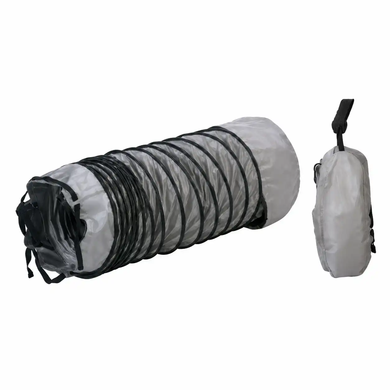fleksibilno-pvc-crevo-za-topli-vazduh-6m-300mm-02ac562 Skupivi, srebrni ventilacioni kanal prikazan uz malu torbu za nošenje, oba sa crnim kaiševima, na beloj pozadini.