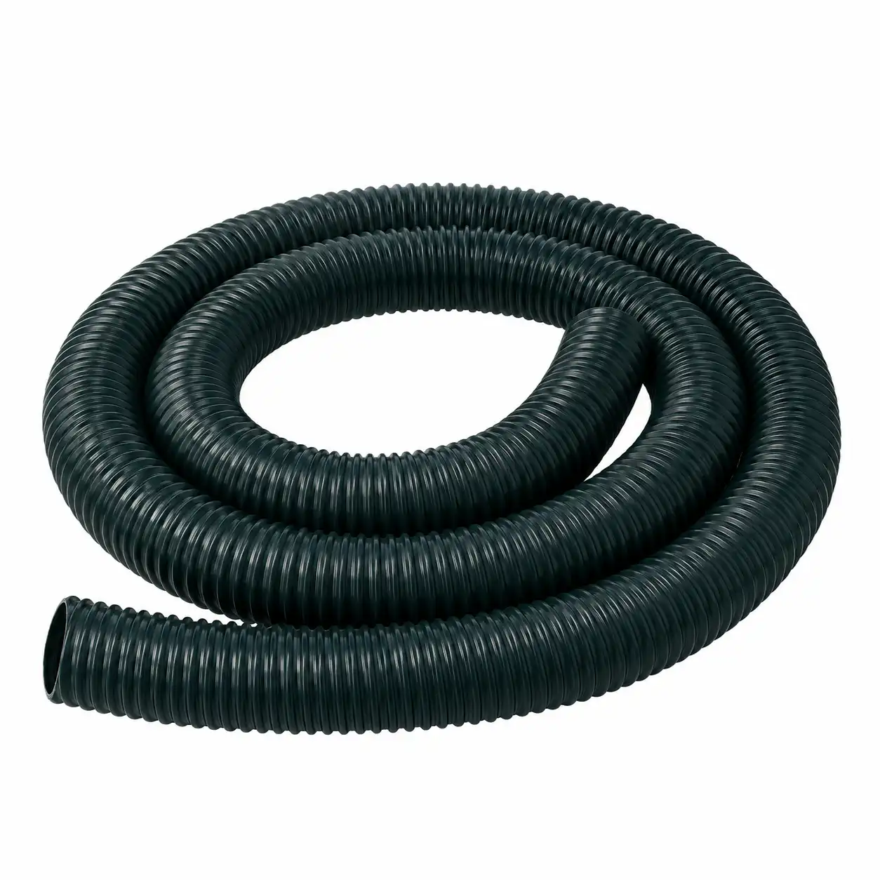 fleksibilno-snorkel-crevo-za-dovod-vazduha-5m-150mm-02ac792 Na beloj podlozi nalazi se crno plastično crevo sa spiralnim, rebrastim dizajnom, savijeno u kompaktan krug.