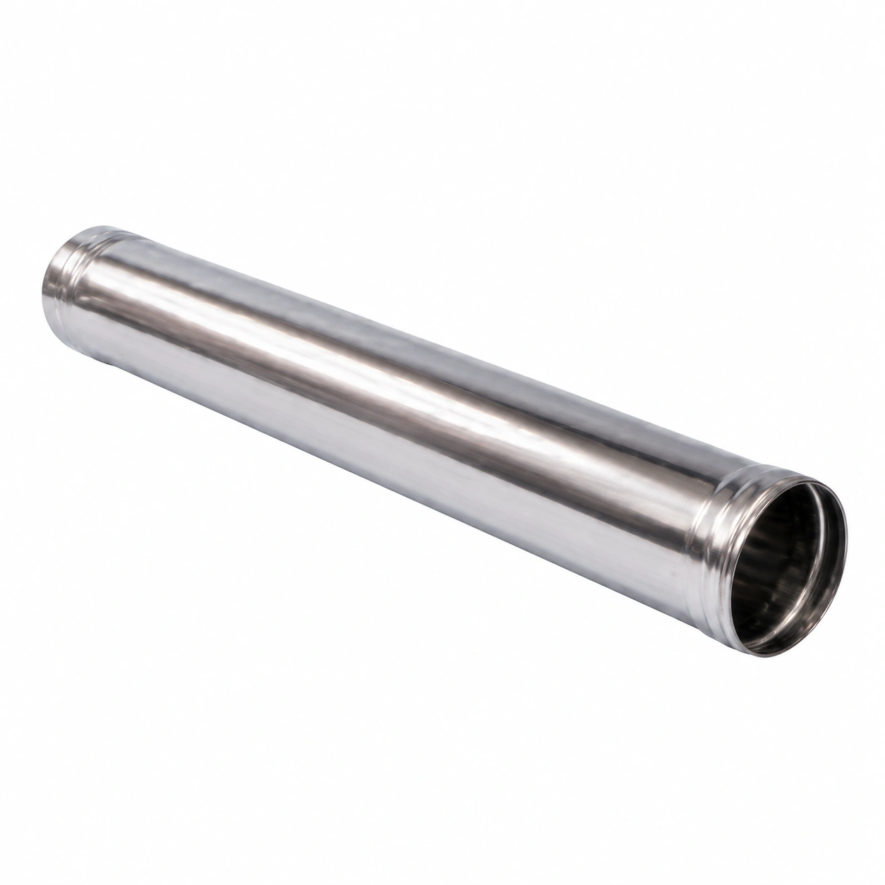 inox-dimovodna-cev-1m-150mm-02ac285 Sjajan cilindrični metalni cev sa navojima na oba kraja postavljen je dijagonalno preko bele pozadine, jasno osvetljen.