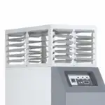 Detaljan prikaz savremene industrijske klimatizacione jedinice sa horizontalnim otvorima na vrhu i bočnim panelom sa dugmadima i displejom.