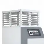 Detaljan prikaz industrijske klime ili ventilacije sa rešetkom podesivih letvica i upravljačkim panelom sa dugmadima i ekranom.