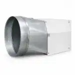 Metalni HVAC prijelazni komad za ventilaciju, s okruglim pocinčanim čeličnim krajem i pravokutnim bijelim kućištem, izoliran na bijeloj podlozi.