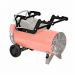 Veliki industrijski ventilator roze boje sa crnim ručkama, metalnom rešetkom napred, dve tačke pozadi i kablom za napajanje stoji na beloj podlozi.