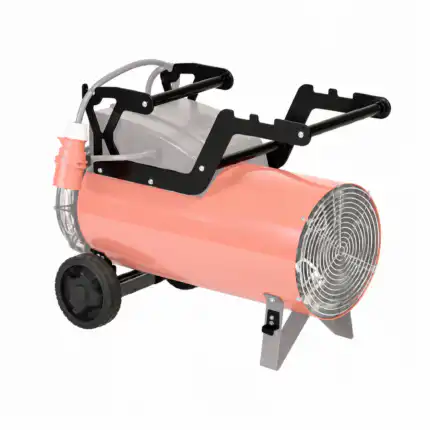 Veliki industrijski ventilator roze boje sa crnim ručkama, metalnom rešetkom napred, dve tačke pozadi i kablom za napajanje stoji na beloj podlozi.
