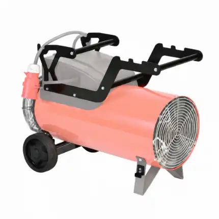 Veliki industrijski narandžasti ventilator sa metalnim ramom, dvema crnim ručkama, točkićima i kablom za napajanje, namenjen hlađenju ili ventilaciji velikih prostora unutra ili napolju.