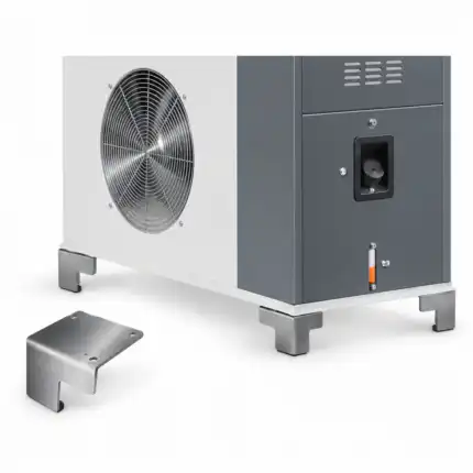 Industrijska mašina sa velikim metalnim ventilatorom, siva i bela, stoji na četiri noge; mali poklopac leži pored nje na beloj pozadini.