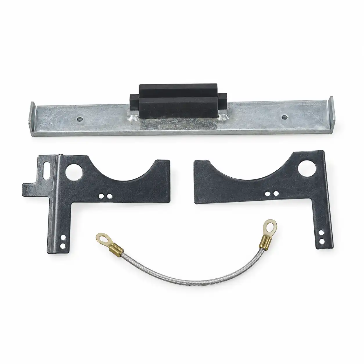 komplet-nosaca-dimovodnih-cevi-jumbo-235-titan-235-02ac864 Metalni nosač za montažu, dvije crne metalne stezaljke, pravokutni crni blok i kratka pletena žica s prstenastim terminalima uredno prikazani na bijeloj pozadini.
