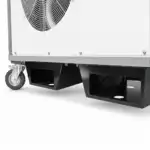 Prikaz donjeg ugla industrijske mašine sa velikim ventilatorom, točkićem i dva crna džepa za viljuškar; vidi se i deo metalnog kućišta sa šrafovima.