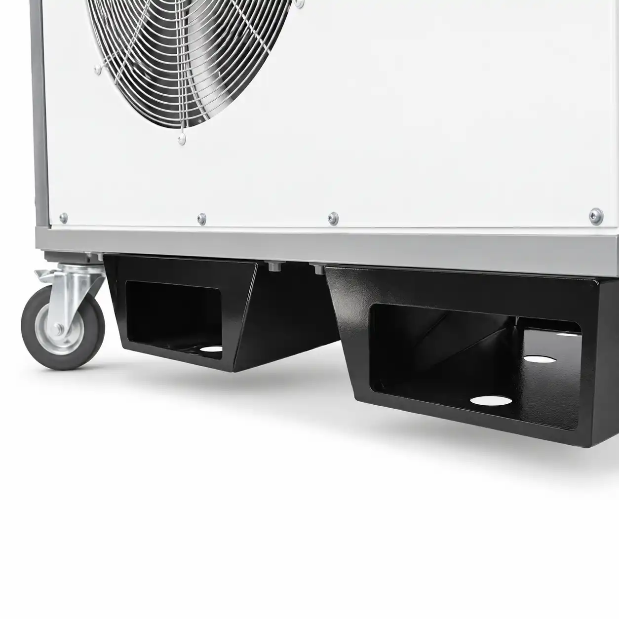 komplet-za-podizanje-viljuskarom-06ac110 Prikaz donjeg ugla industrijske mašine sa velikim ventilatorom, točkićem i dva crna džepa za viljuškar; vidi se i deo metalnog kućišta sa šrafovima.