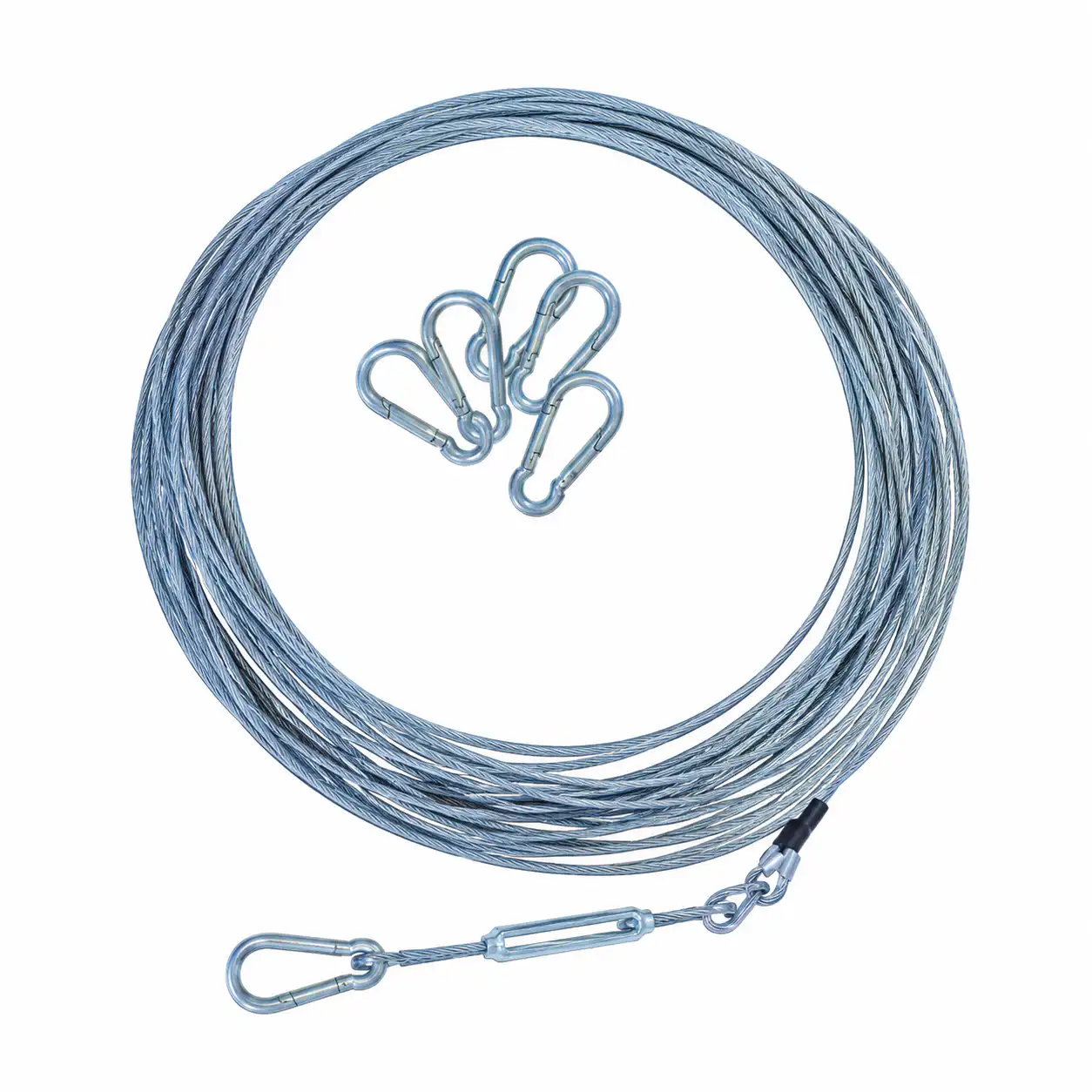 komplet-za-vesanje-perforiranog-pvc-creva-sajla-45m-sa-kukama-02ac789 Na beloj podlozi je spiralno smotana čelična žičana užad sa šest metalnih karabinera i natezača, karabinere su postavljene na oba kraja užeta.