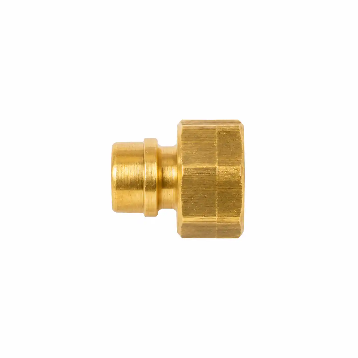 lpg-adapter-za-regulator-ch-nl-03ac510 Mali šesterokutni mesingani priključak ili spojnica snimljeni sa strane na bijeloj podlozi, detaljno je prikazan.