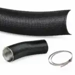 Na beloj podlozi se nalaze savitljivo crno rebrasto crevo, kraći isečak sa metalnom unutrašnjošću i metalna šelna.