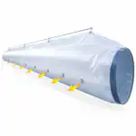 Prozirni plastični ventilacijski kanal visi sa stropa pomoću metalnih šipki, s okruglim rupama označenim žutim strelicama i jednim otvorenim krajem.
