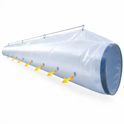 Prozirni plastični ventilacijski kanal visi sa stropa pomoću metalnih šipki, s okruglim rupama označenim žutim strelicama i jednim otvorenim krajem.