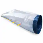 Bijeli, fleksibilni ventilacijski kanal s plavim rubom ima žute strelice koje pokazuju protok zraka kroz bočne otvore duž njegove dužine.