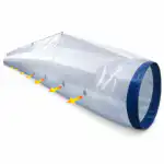 Veliki providni plastični ventilacioni kanal sa plavim obodom i nizom malih otvora, kroz koje žute strelice pokazuju protok vazduha.