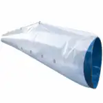 Velika prozirna plastična futrola ima okrugle rupe sa strane i čvrst plavi otvor, a visi s tankog metalnog okvira.